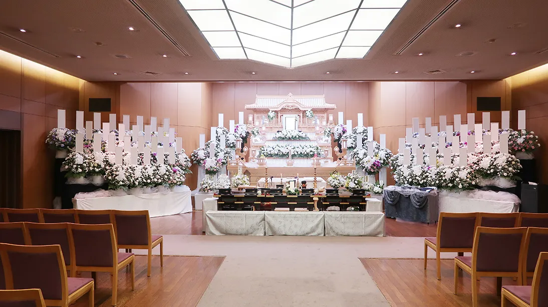 府中の森市民聖苑前の祭壇